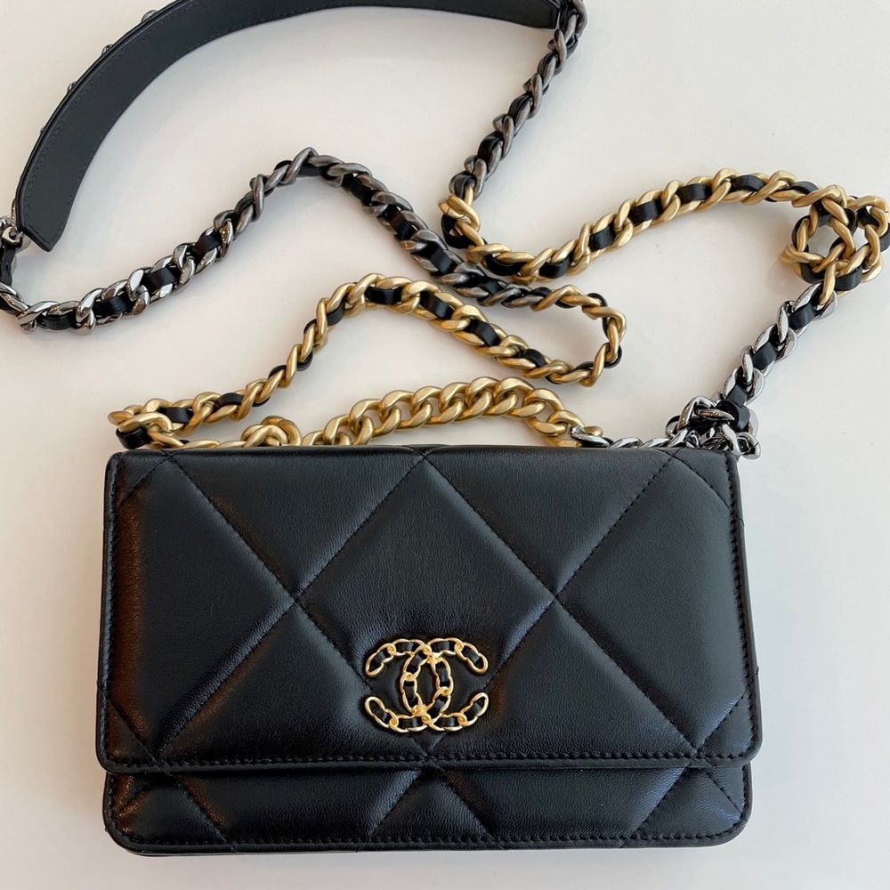 CHANEL 19 WALLET ON CHAIN - Picture 6 of 13